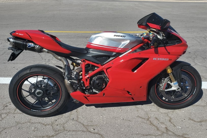 2008 Ducati 1099 S S (ZDM1XBEW18B) with an 1,098 cc L twin engine, Six-Speed Dry Clutch transmission, located at 1313 Las Vegas Blvd, North Port, FL, 34286, (888) 750-6845, 36.002834, -115.201302 - The Ducati 1098S boasts some gorgeous bodywork and slick design cues, but its real masterpiece lies beneath those pretty plastic panels. Underneath is a tubular steel trellis frame optimized for stiffness, and an L-twin engine produces 160 horsepower and 90.4 lb-ft of torque, routing exhaust fumes t - Photo #2