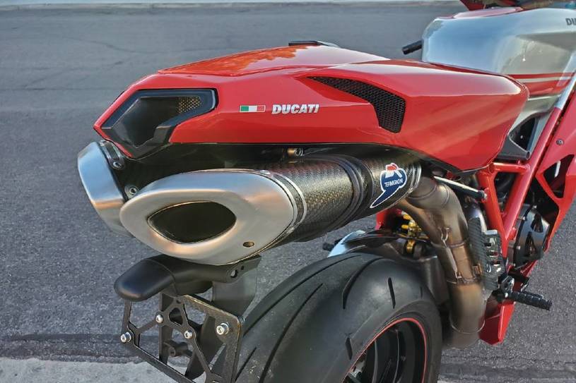 2008 Ducati 1099 S S (ZDM1XBEW18B) with an 1,098 cc L twin engine, Six-Speed Dry Clutch transmission, located at 1313 Las Vegas Blvd, North Port, FL, 34286, (888) 750-6845, 36.002834, -115.201302 - The Ducati 1098S boasts some gorgeous bodywork and slick design cues, but its real masterpiece lies beneath those pretty plastic panels. Underneath is a tubular steel trellis frame optimized for stiffness, and an L-twin engine produces 160 horsepower and 90.4 lb-ft of torque, routing exhaust fumes t - Photo #11