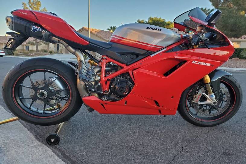 2008 Ducati 1099 S S (ZDM1XBEW18B) with an 1,098 cc L twin engine, Six-Speed Dry Clutch transmission, located at 3160 South Valley View Blvd, Las Vegas, NV, 89146, (888) 750-6845, 36.132458, -115.190247 - The Ducati 1098S boasts some gorgeous bodywork and slick design cues, but its real masterpiece lies beneath those pretty plastic panels. Underneath is a tubular steel trellis frame optimized for stiffness, and an L-twin engine produces 160 horsepower and 90.4 lb-ft of torque, routing exhaust fumes t - Photo #2