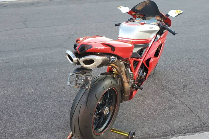 2008 Ducati 1099 S S (ZDM1XBEW18B) with an 1,098 cc L twin engine, Six-Speed Dry Clutch transmission, located at 1313 Las Vegas Blvd, North Port, FL, 34286, (888) 750-6845, 36.002834, -115.201302 - The Ducati 1098S boasts some gorgeous bodywork and slick design cues, but its real masterpiece lies beneath those pretty plastic panels. Underneath is a tubular steel trellis frame optimized for stiffness, and an L-twin engine produces 160 horsepower and 90.4 lb-ft of torque, routing exhaust fumes t - Photo #4